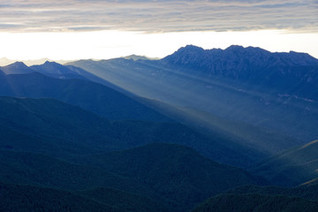Naklejka premium Sun setting behind the Olympic Mountains