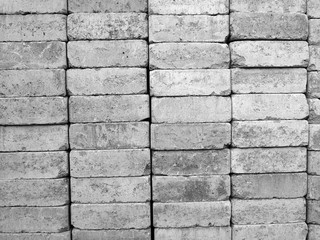 Sorgfältig gestapelte rechteckige Steine für den Hausbau auf einem Bauernhof in Rudersau bei...