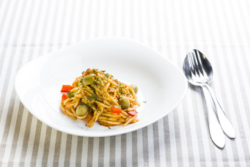 spaghetti bolognese with olives