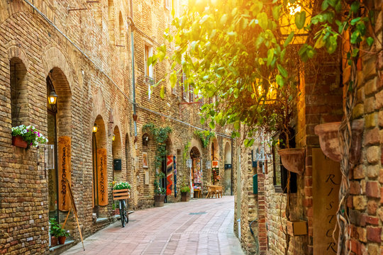 Fototapeta Alley in old town, San Gimignano, Tuscany, Italy