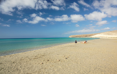 Fototapeta na wymiar Couple on a tropical beach in the Fuerteventura