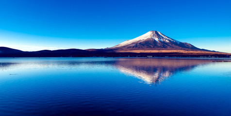 Fototapeta premium 富士山と山中湖の逆さ富士