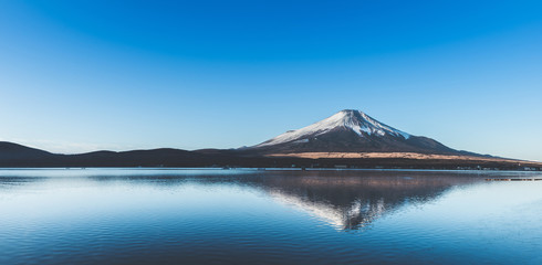 Fototapeta na wymiar 富士山と山中湖の逆さ富士