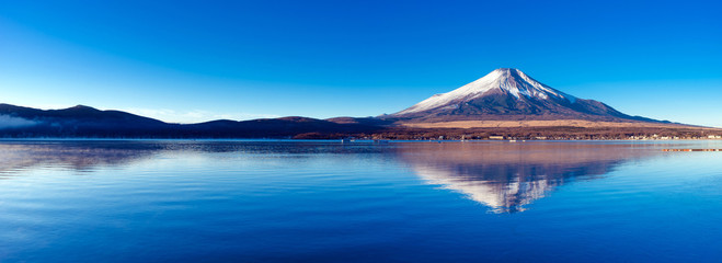 富士山と山中湖の逆さ富士