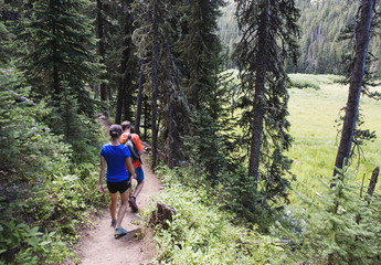 Obraz premium Happy Couple Enjoying Hike in Mountains