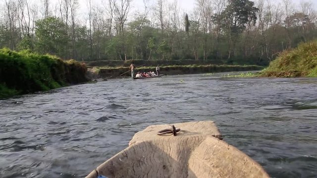 Flo&szlig;fahrt im Einbaum Kanu auf dem Fluss im Chitwan Nationalpark am fr&uuml;hen Morgen, Full HD Video 1080, 25 fps
