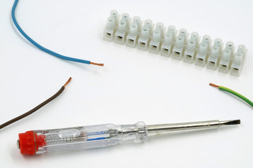 Spannungsprüfer, Schraubendreher mit Kabel und Lüsterklemme isoliert