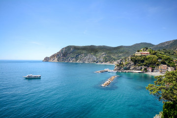 Cinque Terre: Blick zum Hafen und Strand Monterosso al Mare vom Wanderweg aus Vernazza im Frühsommer, Ligurien Italien Europa
