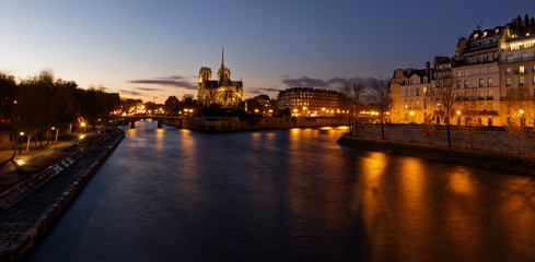 Fototapeta na wymiar Notre dame de Paris by night and the seine river in the city of Paris in france