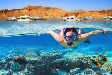 Afwasbaar Fotobehang Duiken Jonge vrouw bij het snorkelen in het tropische water