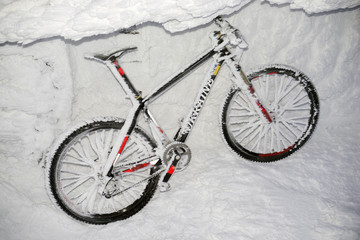 Obraz na płótnie Canvas Mountain biking on Goverla in the New Year