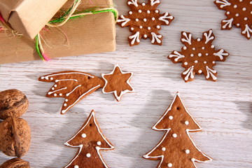 Christmas star and gingerbread tree covered with white icing is a great Christmas decoration.
