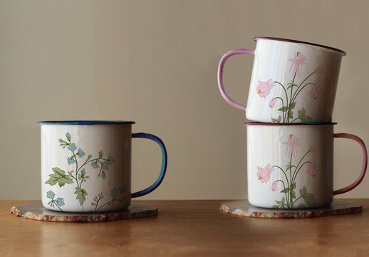 Maquettes mugs &eacute;maill&eacute;s sur table