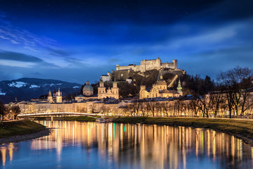 Die historische Altstadt von Salzburg in Österreich bei Nacht und Sternenhimmel