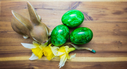Osterhase mit Osterglocken und Ostereiern
