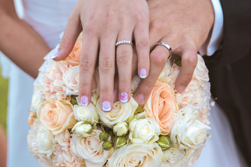 Obraz na płótnie Canvas Wedding rings on bouquet 