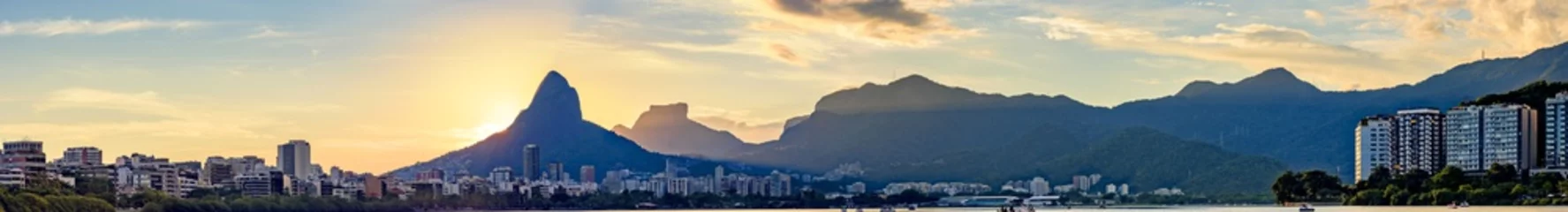 Photo sur Plexiglas Rio de Janeiro Image panoramique du premier coucher de soleil d& 39 été de l& 39 année 2018 vu de la lagune Rodrigo de Freitas avec les bâtiments de la ville de Rio de Janeiro, la colline Dois Irmãos et la pierre de Gavea