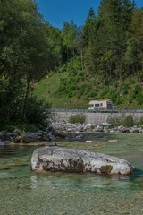 Soca / Słowenia - sierpień 18, 2017: Brzeg rzeki Socza w Soca latem