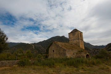 Fototapeta na wymiar Village of Janovas abandoned in pyrenees in huesca spain