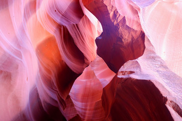 Erstaunlicher Naturhintergrund aus rotem Sandstein. Strudel der alten Sandsteinmauer abstraktes Muster in roten Farben im Upper Antelope Canyon, Page, Arizona, USA.