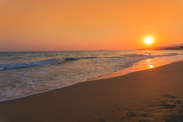 Sonnenuntergang an menschenleerem Strand.