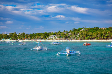 Fototapeta na wymiar Hopping Tour boats with white beach from the water