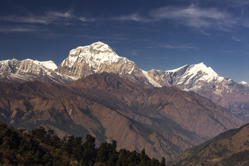Dhaulagiri-piek gedurende de dag op de Himalaya-berg in Nepal.