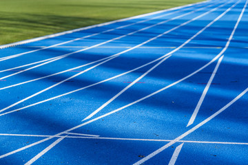 blaue Tartanbahn im Leichtathletikstadion © Stefan Schurr