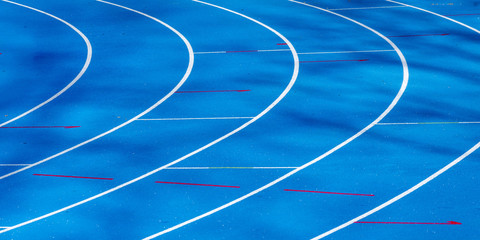 blaue Tartanbahn im Leichtathletikstadion © Stefan Schurr
