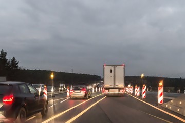 Autos und Lastkraftwagen in einer Autobahn Baustelle, Deutschland