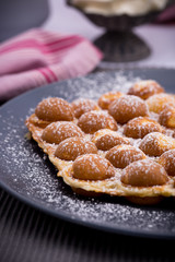 Bubble Waffle auf grauen Teller