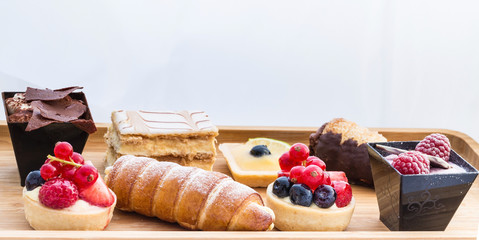 Wooden plate with small cakes