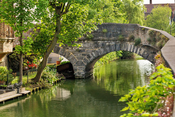 Fototapeta na wymiar The bridge ancient of a stone via the channel in Bruges, Belgium