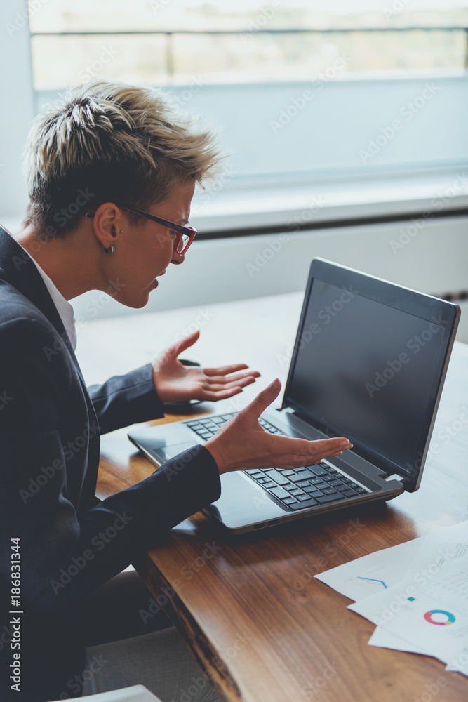 Wall mural Businesswoman working on a laptop