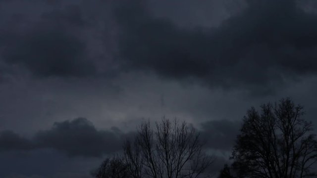 Wolken ziehn vorr&uuml;ber und ein Unwetter zieht auf