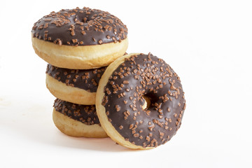 Donuts empilés sur fond blanc