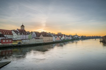 Fototapeta premium Regensburg wieczorem z promenadą, katedrą i kamiennym mostem, Niemcy