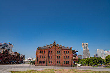 Fototapeta na wymiar 横浜・赤レンガ倉庫とランドマークタワー