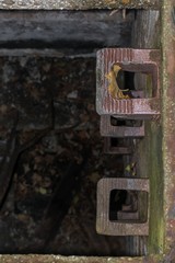 Abstieg in einen Abwasser Kanalschacht