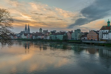 Regensburg am Morgen mit Promenade und Dom und Steinerne Brücke, Deutschland
