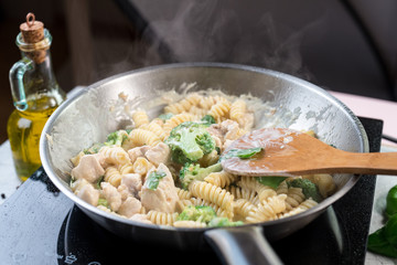 Pasta with broccoli, chicken and cream