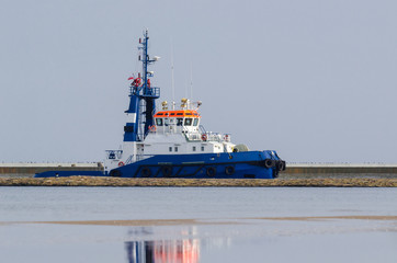 TUGBOAT - A small ship enters the port © Wojciech Wrzesień