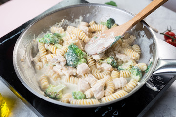 Pasta with broccoli, chicken and cream