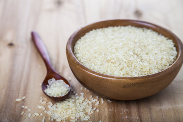 Obraz na płótnie Canvas Raw rice in a wooden bowl