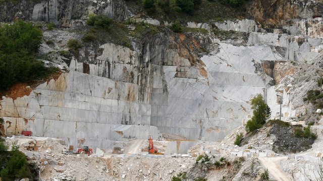 Blocchi di marmo bianco tagliato a Carrara