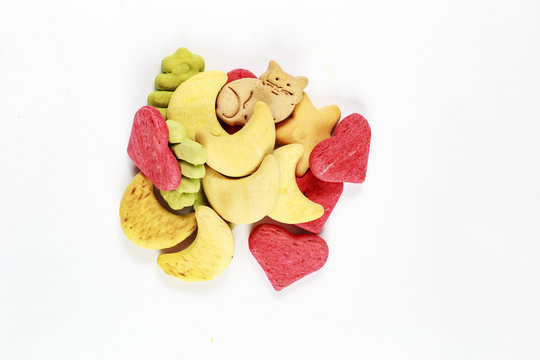 Biscotti colorati di varie forme per cani