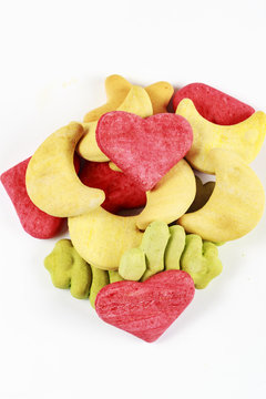 Biscotti colorati di varie forme per cani