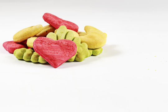 Biscotti colorati di varie forme per cani
