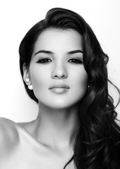 Naklejka premium Beautiful model wearing hair wedding accessories