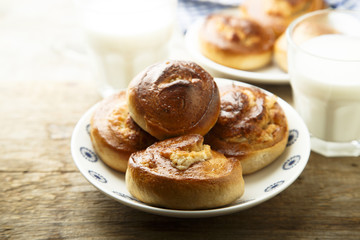 Cinnamon rolls with marzipan filling
